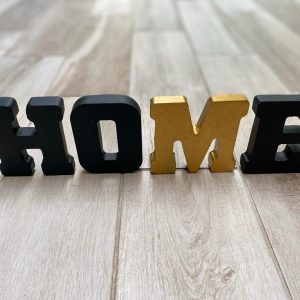עיצוב הבית: אותיות HOME שחור-זהב