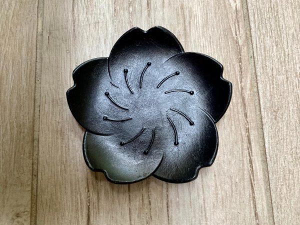 מגש ל זוג פמוטים מעוצבים מדהימים בצורת פרח, בצבע שחור מוכסף, עשוי מבטון.