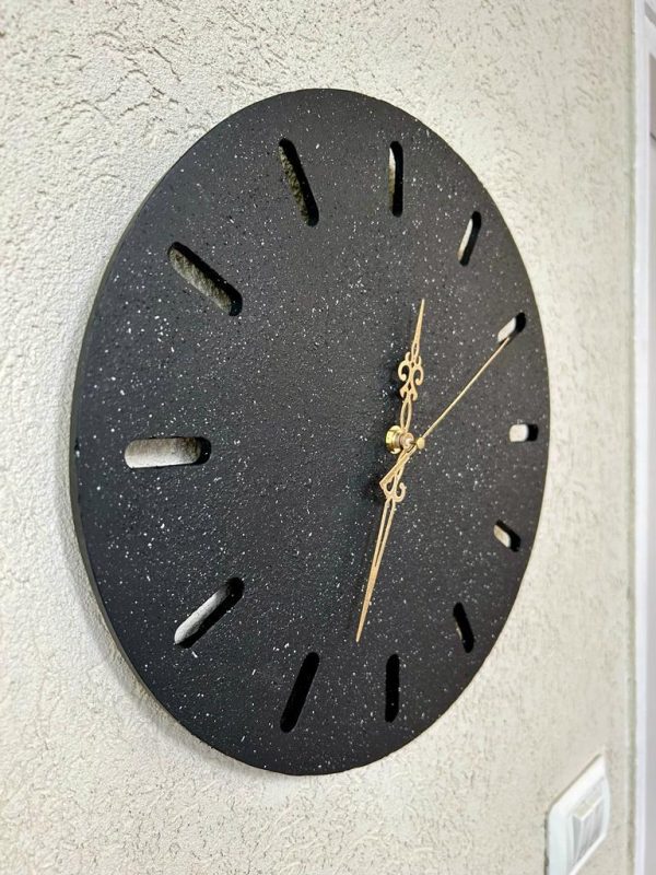 שעון קיר שחור מעוצב מבטון- דמוי אבן