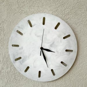 שעון קיר מעוצב מבטון לבן ואפור דמוי שיש
