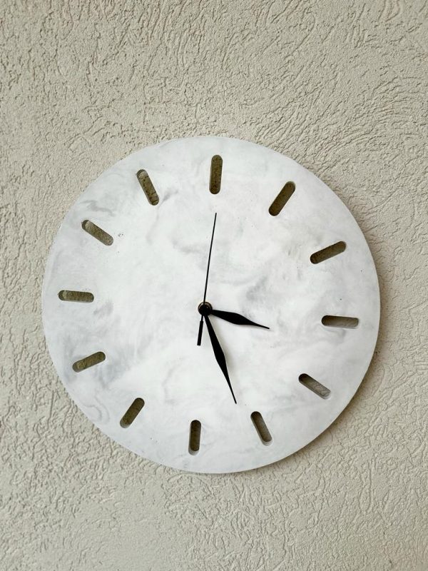 שעון קיר מעוצב מבטון לבן ואפור דמוי שיש