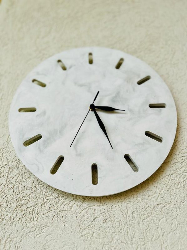 שעון קיר לסלון מבטון לבן ואפור דמוי שיש