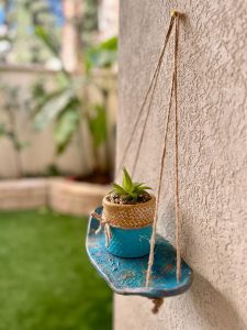 מדף דקורטיבי לעציץ טורקיז עם סוקולנט