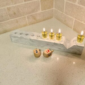 חנוכייה מהודרת מבטון - דמוי שיש אפור לבן