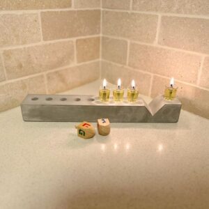 חנוכייה מהודרת מבטון אפור