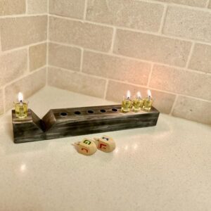 חנוכייה מהודרת מבטון בצבע שחור כסף