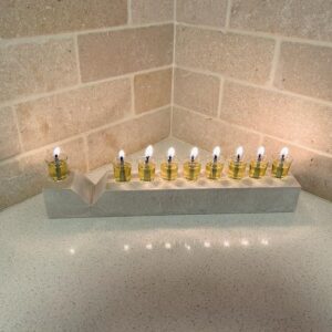 חנוכייה מהודרת בטון לבן אבן
