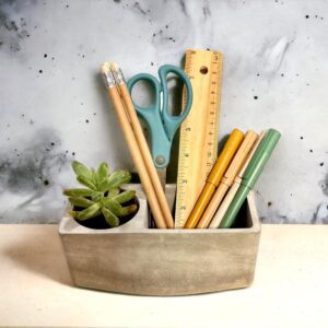 מתקן לכלי כתיבה ועציץ