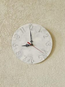 שעון בטון אפור לבן שיש