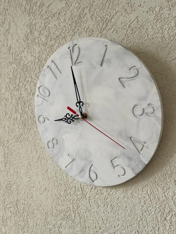 שעון בטון אפור לבן שיש עם מחוגים שחורים ואחד אדום
