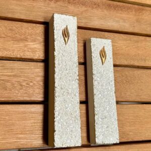 בית מזוזה מעוצב מבטון בגוון שמנת מנצנץ ואות ש' בצבע זהב