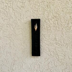 בית מזוזה שחור עם אות ש' בצבע זהב