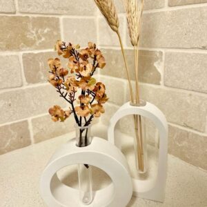 סט 2 אגרטלים מעוצבים מבטון לבן חלק/ לבן-זהב