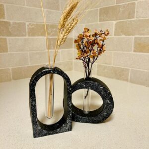 סט 2 אגרטלים מעוצבים מבטון בצבע שחור/ שחור-כסף