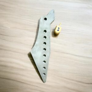 חנוכייה בצורת ארץ ישראל מבטון אפור