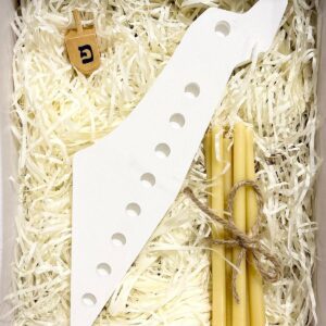 חנוכייה בצורת ארץ ישראל מבטון לבן