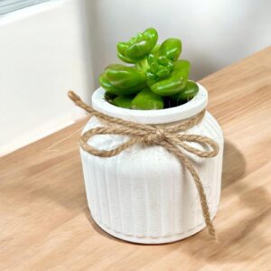 עציץ פסים מבטון לבן