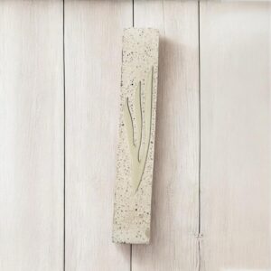 בית מזוזה ענק דמוי אבן עם ש' גדולה