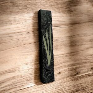 בית מזוזה ענק דגם תמר דמוי שיש שחור עם ש' גדולה