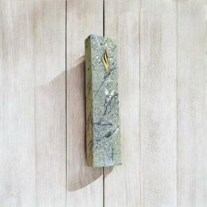 בית מזוזה מעוצב מבטון דגם תמר- ירוק שיש עם ש' בצבע זהב (קטן)