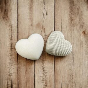 זוג לבבות מבטון לבן - עם טקסטורה וחלק