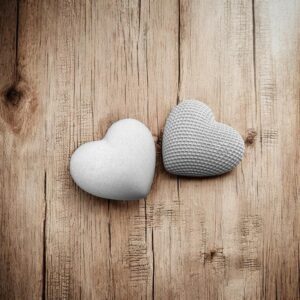 זוג לבבות מבטון אפור- עם טקסטורה וחלק