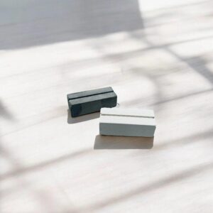 מעמד לכרטיס ביקור מיני - בטון אפור