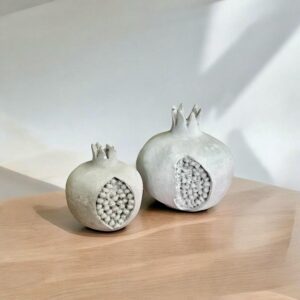 זוג רימונים לקישוט - בטון אפור